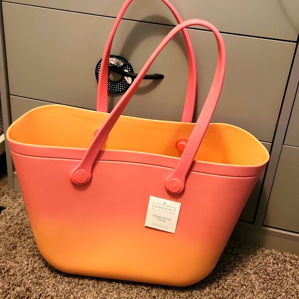 Crown & Ivy Charlotte Ombre Beach Tote
